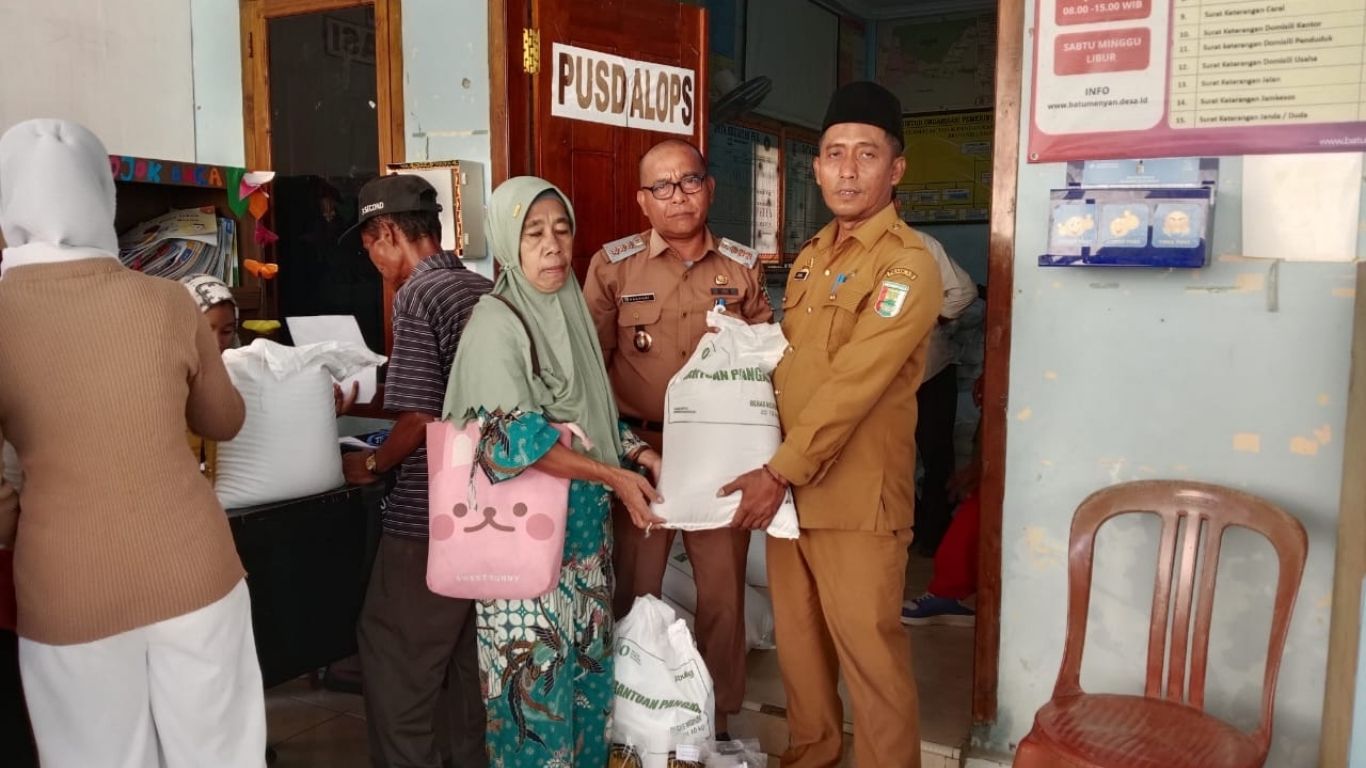 Pemerintah Desa Batu Menyan Salurkan Bantuan Pangan untuk 385 KPM, Camat Teluk Pandan Pastikan Penyaluran Tepat Sasaran