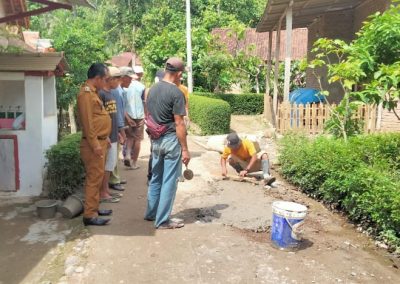Warga Ciberem Gotong Royong Perbaiki Jalan Rusak