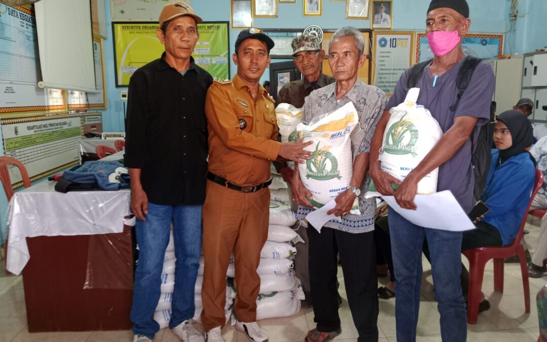 Pemerintah Desa Batu Menyan Distribusikan Bantuan Pangan Beras Bulog kepada 315 KPM