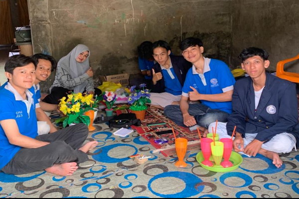 Bantu UMKM, Mahasiswa PKPM Darmajaya Lampung Kenalkan Digital Marketing
