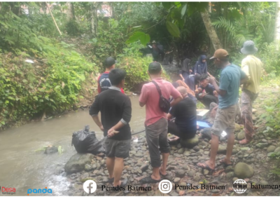Jajaran Pemerintah Desa Batu Menyan dan Mahasiswa UIN Raden Intan Bersatu Bersihkan Daerah Aliran Sungai Dusun Marga Dalom