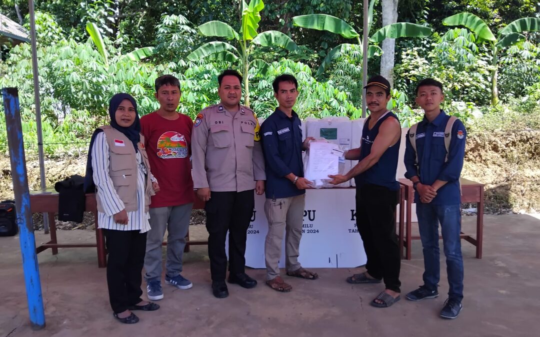 Jelang Pemilu 2024, PPS Desa Batu Menyan Distribusikan Logistik Pemilu ke KPPS 04 Dusun Ciberem