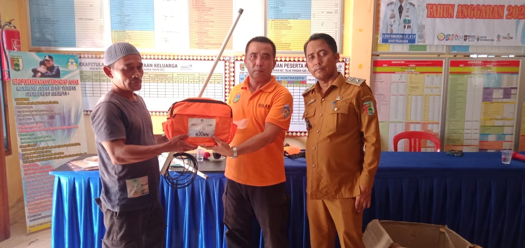 Pemdes Batu Menyan Bagikan Radio RANN ke 19 Nelayan