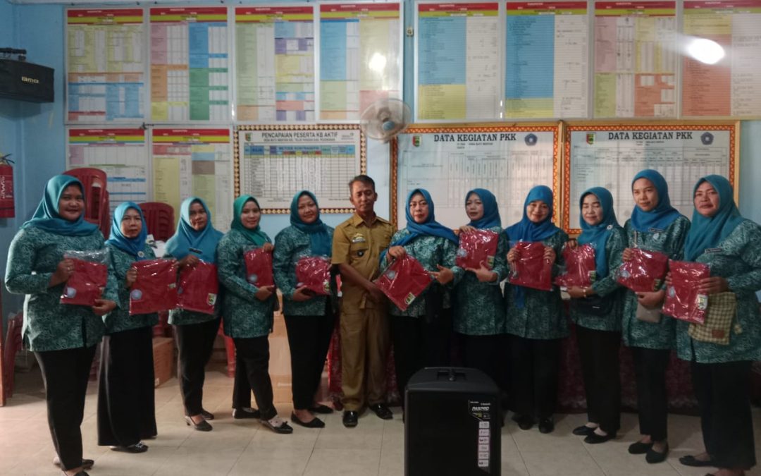 Kepala Desa Batu Menyan Serahkan Bantuan Soundsystem dan Seragam kepada TP-PKK