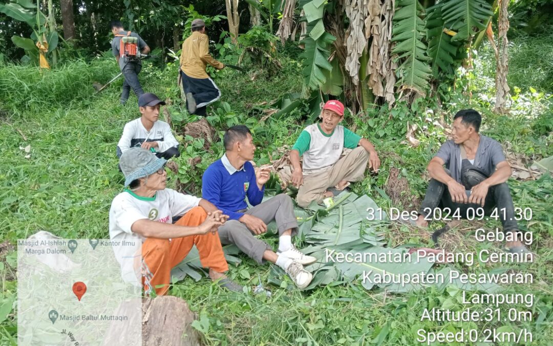 Jelang Pergantian Tahun, Warga Dusun Ciberem Gelar Gotong Royong Bersihkan Pemakaman