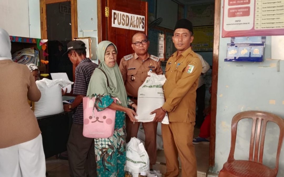 Pemerintah Desa Batu Menyan Salurkan Bantuan Pangan untuk 385 KPM, Camat Teluk Pandan Pastikan Penyaluran Tepat Sasaran