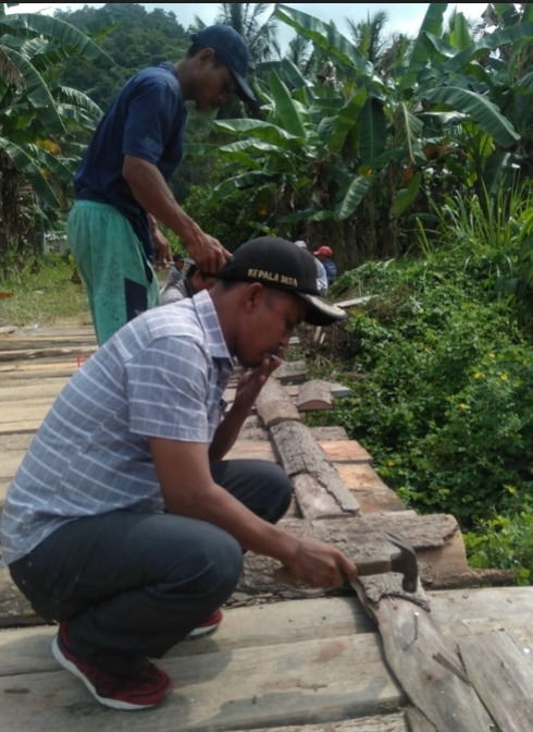 Masyarakat RT. 02 Ciberem Gotong Royong Perbaiki Jembatan