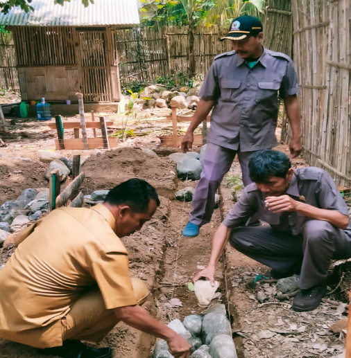 Bersama BPD, Kades Batu Menyan Letakkan Batu Pertama Pembangunan Gedung Posyandu