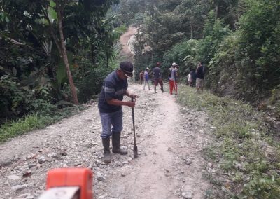 Warga RT 003 Dusun Way Sabu, Gelar Gotong Royong Perbaiki Badan Jalan Usaha Tani